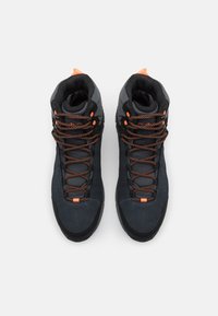 Höga vandringssandaler i svart och grått med orangea detaljer, med en texturerad yta, förstärkt tå och mönstrade snören.