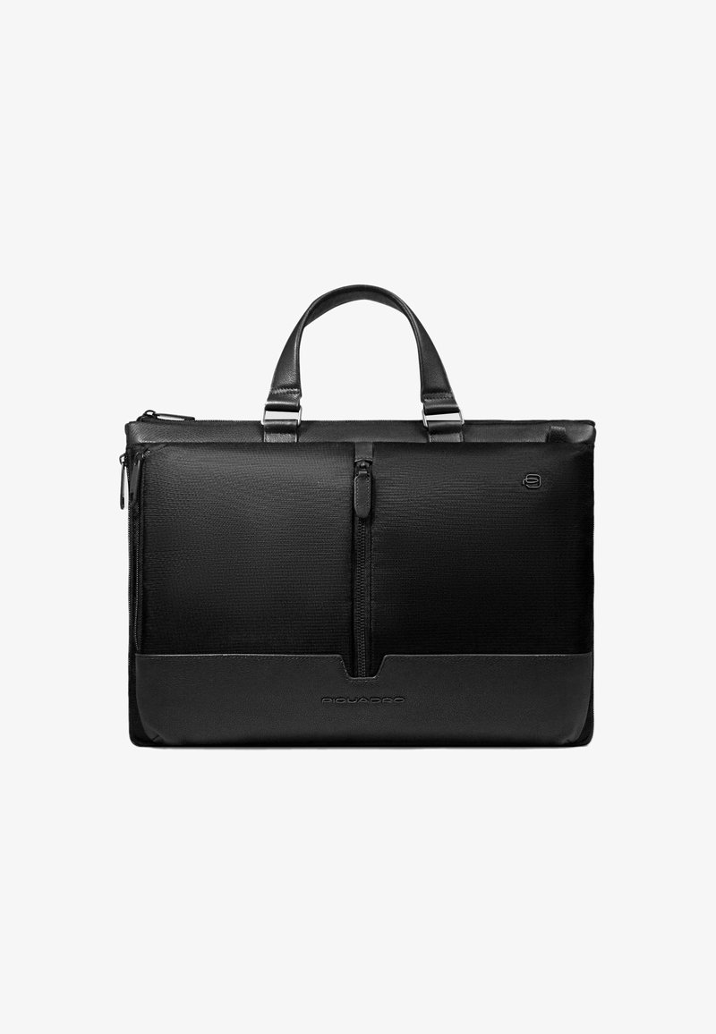 Maletín negro para portátil con un panel de tela texturizada, acentos de cuero suave, doble asa en la parte superior y un bolsillo frontal con cremallera.