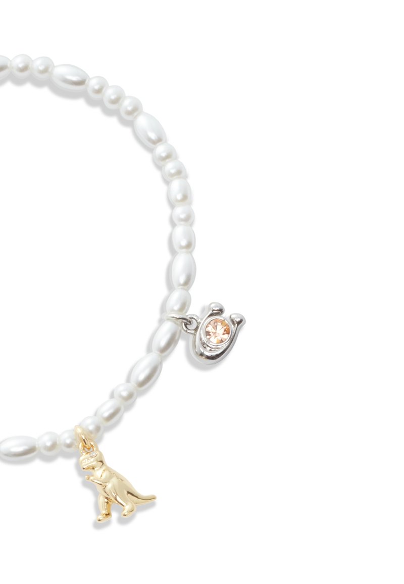Parelarmband met langwerpige witte kralen, een zilveren bedel met een rozenkristal en een goudkleurige dinosaurushanger.