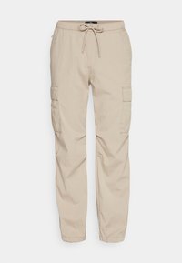 Béžové cargo kalhoty vyrobené z lehkého materiálu, s elastickým pasem na šňůrku, bočními kapsami a dvěma cargo kapsami.