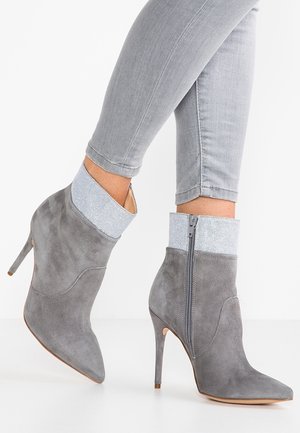 Højhælede støvletter - grey