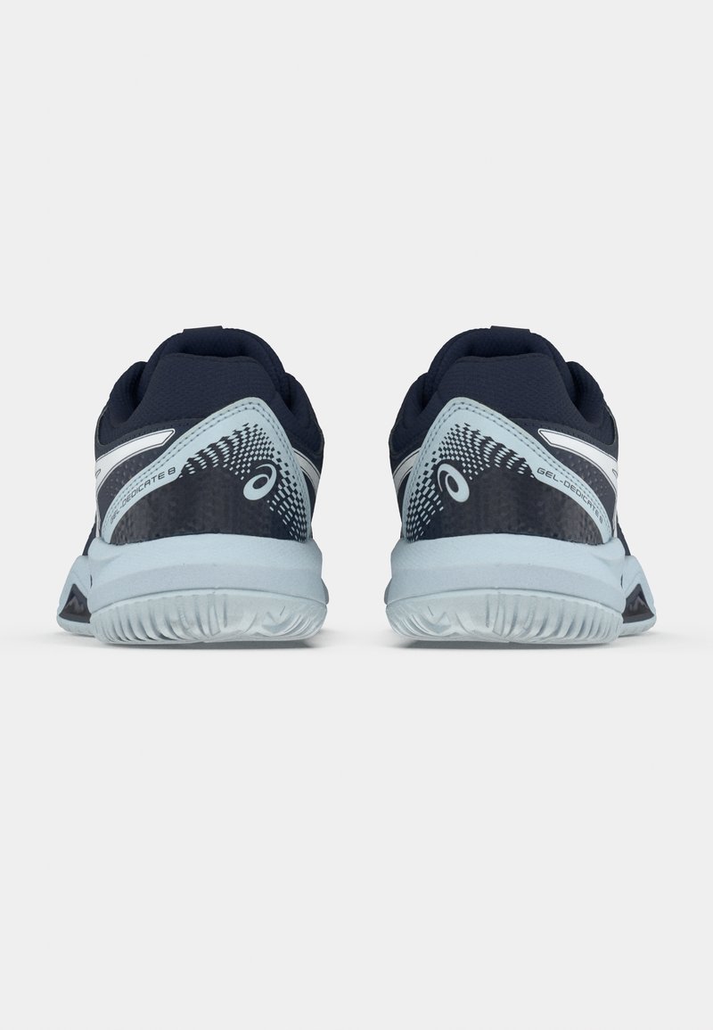 Chaussures de sport bleu marine avec motif texturé foncé, accents blancs courbés et semelle en caoutchouc bleu clair ; dotées d'un col rembourré pour un meilleur maintien.