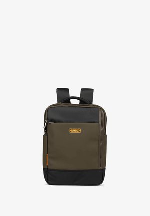 Sac à dos vert olive et noir, avec une poignée supérieure, des sangles réglables, une poche zippée à l'avant et un logo distinctif en orange.