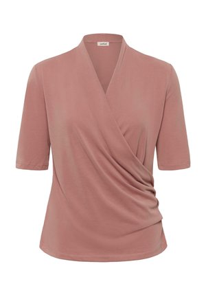 Blouse cache-cœur rose poussiéreux à manches courtes avec col en V et détail froncé sur le côté avant droit.