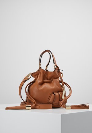 PREMIER BUCKET BAG - Sac à main - camel