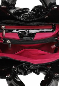 Sac à main en cuir verni noir avec un intérieur en tissu rose, comportant un compartiment zippé et une texture lisse et brillante. Accents de quincaillerie remarquables.