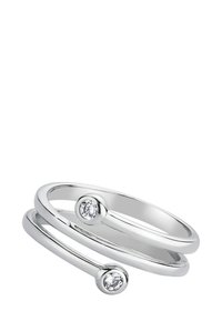 Bague double bande en argent avec deux pierres précieuses rondes claires serties dans des accents circulaires, finition lisse et polie, design moderne et minimaliste.