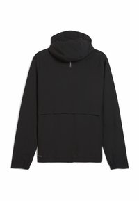 Jachetă neagră cu glugă, manșete elastice și un design cu spatele stratificat. Fabricată dintr-un material neted, cu detalii minime și un logo la tiv.