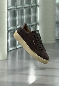 Sélectionné, dark brown