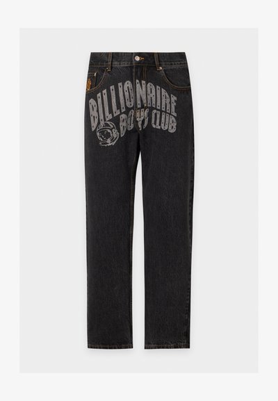 Μαύρο τζιν με γκρι κείμενο "Billionaire Boys Club" και γραφικό κράνους αστροναύτη στην μπροστινή πάνω πλευρά του μηρού.