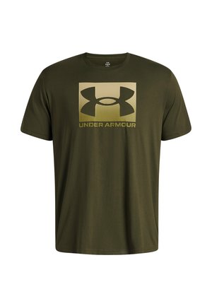 Alyvinės spalvos marškinėliai, pagaminti iš minkštos medžiagos, trumpomis rankovėmis, priekyje turintys didelį šviesios spalvos "Under Armour" logotipo dizainą.