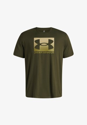 Alyvinės spalvos marškinėliai, pagaminti iš minkštos medžiagos, trumpomis rankovėmis, priekyje turintys didelį šviesios spalvos "Under Armour" logotipo dizainą.