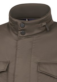 Braune gepolsterte Jacke mit hohem Kragen, ausgestattet mit zwei schwarzen Knöpfen, einem Reißverschluss und Klappen-Taschen. Glatter, strukturierter Stoff mit sichtbaren Nähten.