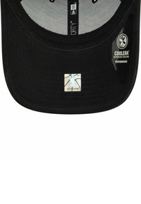 Cappellino da baseball nero con visiera piatta, dotato di etichetta con logo e interno in rete. Include l'etichetta con tecnologia di raffreddamento "Coolera".