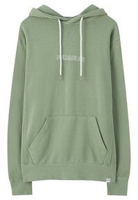 Felpa verde realizzata in un tessuto morbido, con tasca frontale, cappuccio regolabile con cordino e logo ricamato "PULL&BEAR" in bianco.