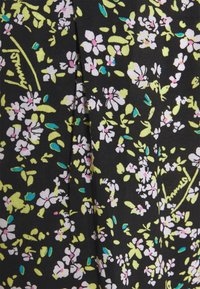 Tela floral con fondo negro. Presenta pequeñas flores blancas y rosas, hojas verdes y acentos azules. Material ligero y texturizado.