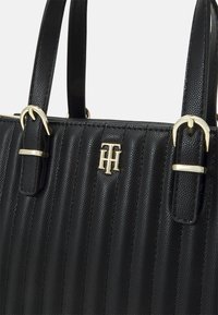 Tommy Hilfiger TIMELESS SMALL TOTE QUILTED - Handtasche - black