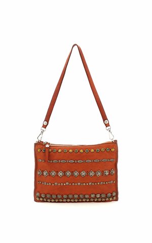 Borsa a tracolla in pelle marrone con borchie metalliche decorative disposte in file orizzontali e chiusura con cerniera nella parte superiore.