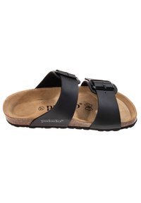 Schwarze Sandalen mit zwei verstellbaren Schnallen, Korkfußbett und strukturiertem Gummisohle. Verfügt über eine leichte Kurve im Fußbett für zusätzlichen Komfort.