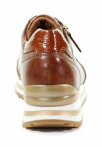 Sneaker en cuir marron avec des accents texturés, un talon surélevé et une semelle intermédiaire blanche arborant une bande dorée. La vue arrière montre un détail de zip.