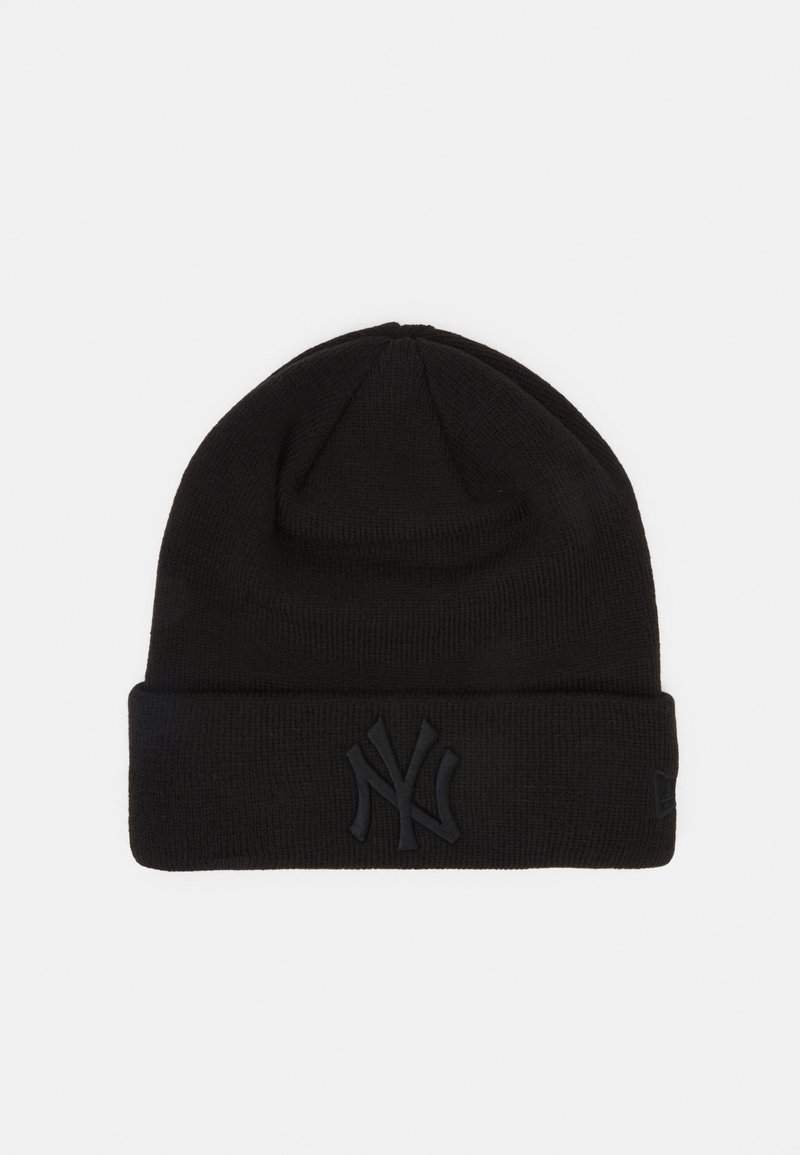 Gorro de punto negro con un dobladillo que presenta un logotipo bordado texturizado y monocromático en la parte delantera. Material suave, ajuste ceñido.