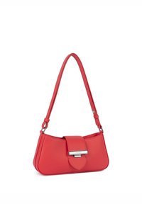 Borsa a tracolla rossa in similpelle con forma curva, tracolla regolabile e chiusura in metallo argentato. Texture liscia con design elegante.