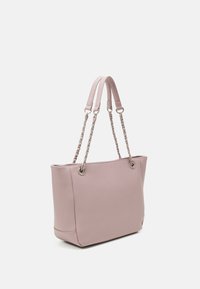 Sac fourre-tout rose à texture lisse, doté de doubles anses en cuir et d'un accent en chaîne. Il possède des œillets ronds et une forme structurée, idéal pour un usage quotidien.