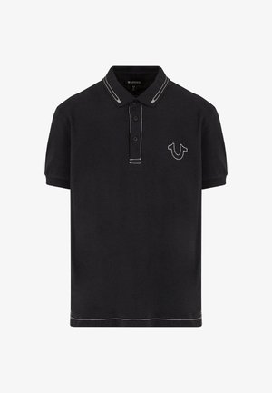 Čierna polo tričko vyrobené z bavlny, s dvoma gombíkmi na zapínaní, kontrastným bielym stehom a logom na ľavej hrudi. Krátke rukávy.