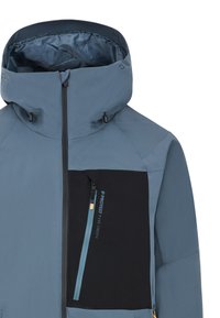 Blå vinterjakke med en stor sort brystlomme, lynlås lukning, høj krave og justerbar hætte. Har mat stof og kontrasterende detaljer.