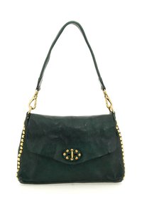 Borsa in pelle verde con forma curva. Presenta borchie dorate lungo un lato e una fibbia decorativa in oro sulla parte anteriore.