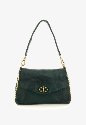 Borsa in pelle verde con forma curva. Presenta borchie dorate lungo un lato e una fibbia decorativa in oro sulla parte anteriore.