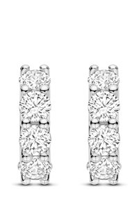 Silberne Creolen, besetzt mit je drei runden, funkelnden Diamanten, die vertikal angeordnet und jeweils mit vier Krappen gesichert sind.