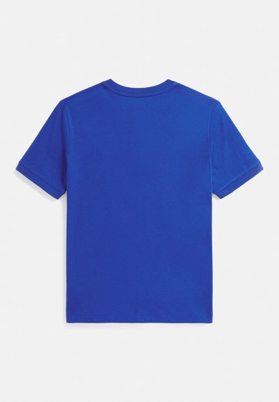 Zils kokvilnas T-krekls ar īsām piedurknēm, apaļu izgriezumu un vienmērīgu tekstūru. Aizmugures skats rāda vienkāršu dizainu bez rakstiem vai rotājumiem.