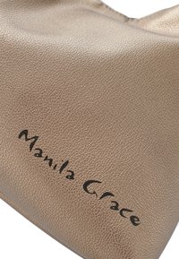 Pochette in pelle bronzo metallico con superficie texturizzata. Presenta un logo nero "Manila Grace" stampato in modo ben visibile.