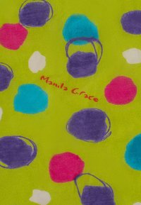 Tessuto verde con una superficie testurizzata caratterizzata da cerchi multicolori: viola, rosa, blu e bianco. Il testo "Manila Grace" è visibile.