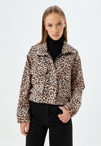 Cropped-Jacke im Leopardenmuster mit zwei vorderen Taschen, langen �Ärmeln und einem Reißverschluss. Verfügt über eine weiche Textur und ein stilvolles Kragen-Design.