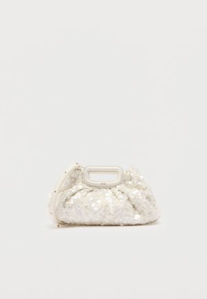 Malá biela kabelka do ruky s nariasenou látkou pokrytou lesklými flitrami a zabudovanou rukoväťou v hornej strede.