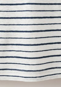 Tissu blanc avec des rayures horizontales bleu marine régulièrement espacées et des coutures visibles près du bord inférieur.