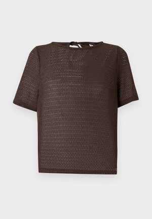 Haut en maille marron à manches courtes avec encolure ronde et fermeture nouée en forme de trou de serrure au dos sur fond clair.