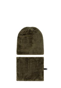 Set composto da berretto e scaldacollo in pile verde oliva con texture morbida; il berretto ha una parte superiore arrotondata, lo scaldacollo è rettangolare con un'etichetta.