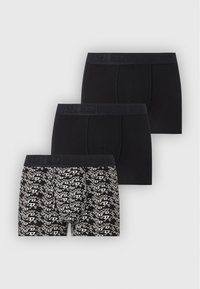 Trois boxers pour hommes, deux noirs unis et un noir avec un motif abstrait blanc, tous avec des ceintures de marque.