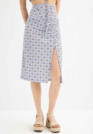 Falda azul claro hasta la rodilla con un patrón de estrellas repetido en naranja y marrón. Presenta una abertura lateral y detalles fruncidos a lo largo de la cintura.