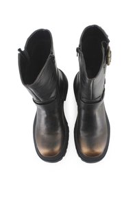 Botas de tobillo de cuero negro con una textura suave, puntera redondeada, tacón bajo y grueso, y cremalleras laterales. Cuenta con acentos de hardware metálico.