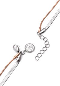 Collar metálico con eslabones de plata y oro rosa, con cierre de langosta y cadena ajustable, texturizado con un acabado suave.