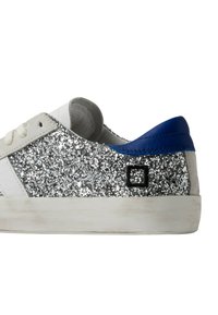 Sneaker med front i hvid læder, glitrende sølv glimmer hæl, blå læder detalje bagpå og hvid gummi sål.