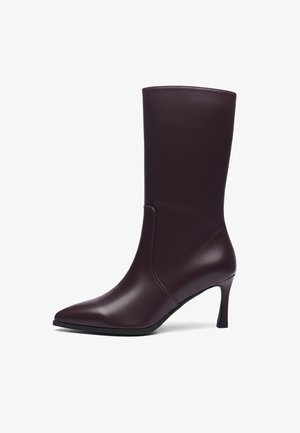 Kniehoher bordeauxroter Stiefel aus synthetischem Material mit spitzer Spitze und schlankem Absatz. Glatte Oberfläche mit minimalen Nahtdetails.