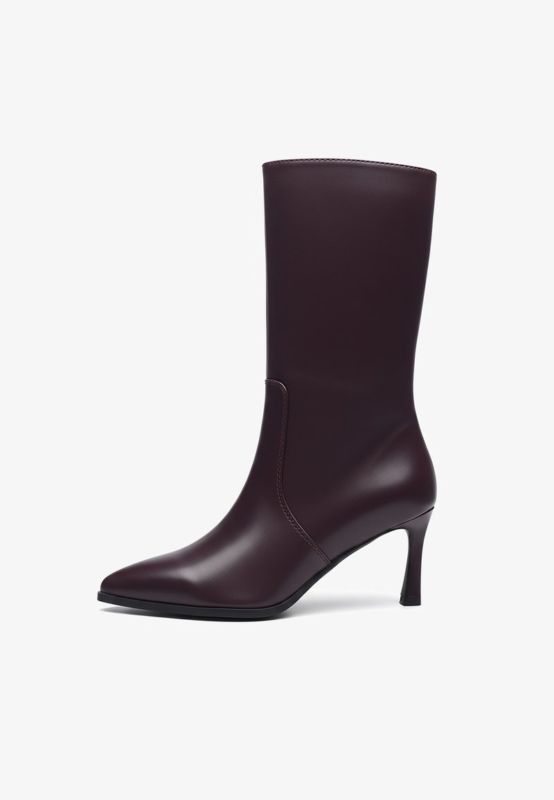 Bordová vysoká čižma po kolená zo syntetického materiálu s špicatou špičkou a štíhlym podpätkom. Hladká textúra s minimálnym detailom stehov.