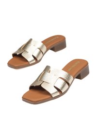 Sandalias deslizantes metálicas doradas con un acabado texturizado, que presentan un detalle de hebilla prominente y un tacón bajo y cuadrado. Plantilla acolchada marrón.