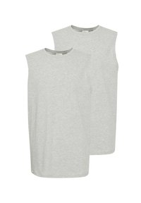 Twee grijze, mouwloze t-shirts, gemaakt van een zachte, lichte stof met een ronde hals en een relaxte pasvorm, weergegeven tegen een witte achtergrond.