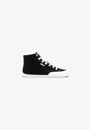 Schwarzer High-Top-Sneaker mit weißen Schnürsenkeln, weißer Zehenkappe und weißer Sohle, seitlich auf einem schlichten weißen Hintergrund gezeigt.